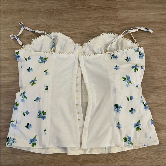 We wore what bustier corset - Picture 2 of 3